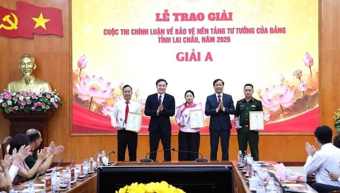 Ban Tổ chức cuộc thi trao giải cho các tác giả đoạt giải A