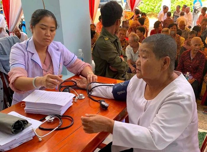 Khám bệnh và phát thuốc cho người dân