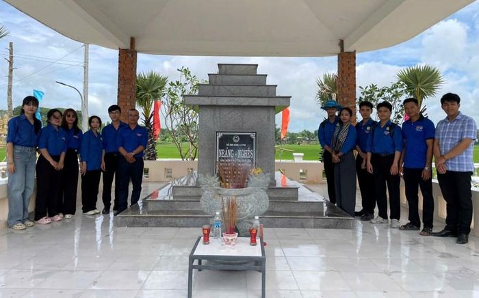 Đoàn cơ sở Sở Văn hóa và Thể thao tỉnh An Giang ôn lại truyền thống lịch sử
