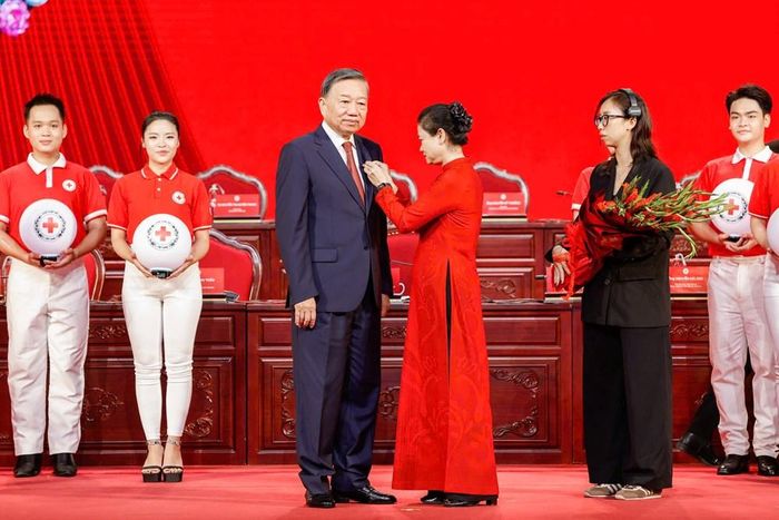 Đại hội thực hiện nghi thức đề cử Tổng Bí thư, Chủ tịch nước Tô Lâm giữ cương vị Chủ tịch danh dự Hội Chữ thập Đỏ Việt Nam nhiệm kỳ 2026-2031