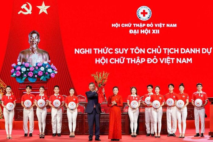 Bà Đỗ Thị Thu Thảo, Chủ tịch Hội Chữ thập đỏ Việt Nam tặng hoa chúc mừng Tổng Bí thư, Chủ tịch nước Tô Lâm - Chủ tịch danh dự Hội Chữ thập đỏ Việt Nam