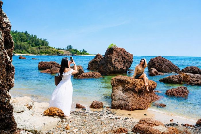 Du khách thích thú ghi lại những khoảnh khắc đẹp tại Gành Đá Đỏ