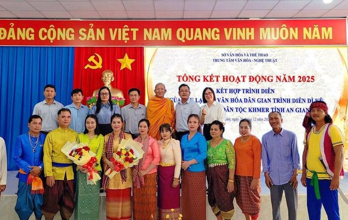 Các đại biểu và thành viên Câu lạc bộ chụp hình tại buổi tổng kết hoạt động