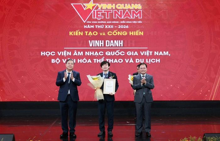 Ủy viên Bộ Chính trị, Phó Thủ tướng Thường trực Chính phủ Phạm Gia Túc và Ủy viên Trung ương Đảng, Chủ tịch Tổng LĐLĐ Việt Nam Nguyễn Anh Tuấn trao Biểu trưng Vinh quang Việt Nam cho Học viện Âm nhạc Quốc gia Việt Nam