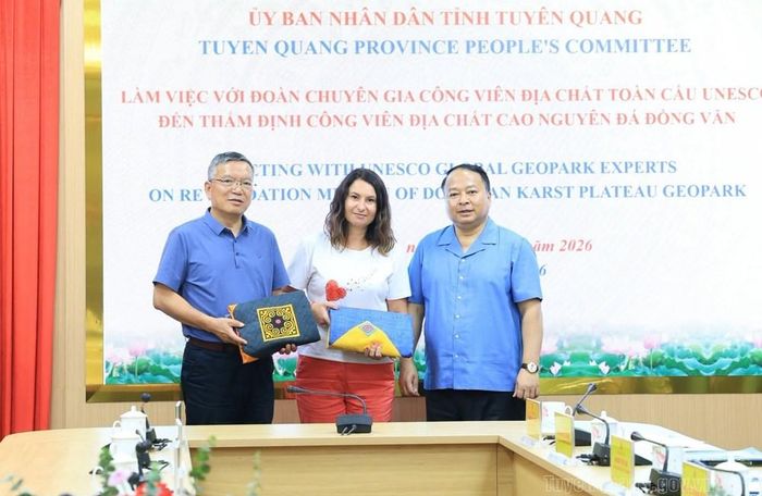 Chủ tịch UBND tỉnh Tuyên Quang Phan Huy Ngọc tặng quà lưu niệm cho Đoàn chuyên gia UNESCO