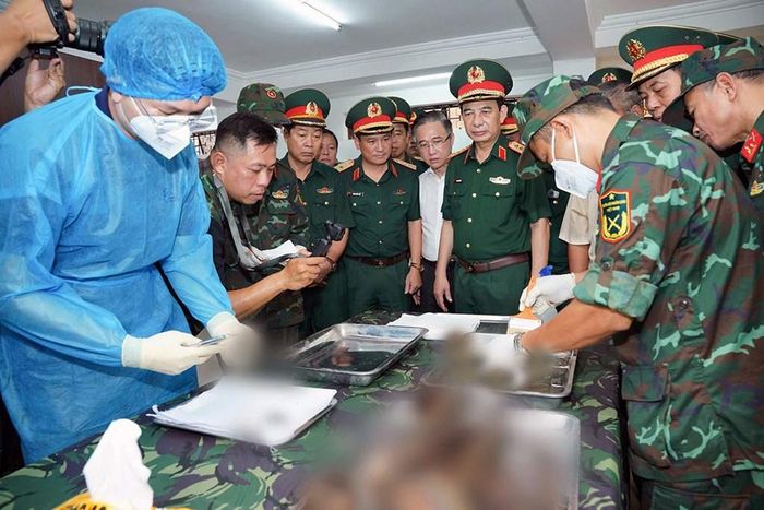 Đại tướng Phan Văn Giang, Ủy viên Bộ Chính trị, Phó Thủ tướng Chính phủ, Bộ trưởng Bộ Quốc phòng kiểm tra công tác bóc tách, lấy mẫu xác định hài cốt liệt sĩ tại Công viên Lê Thị Riêng