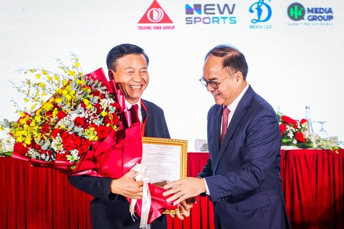 Ông Lê Văn Thành nhận quyết định cho phép thành lập Liên đoàn từ Bộ Nội vụ