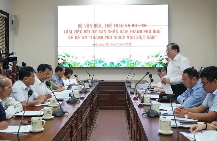 Đoàn công tác của Bộ VHTTDL làm việc với UBND TP. Huế về đề án "Thành phố nhiếp ảnh Việt Nam". Ảnh: S.Thùy