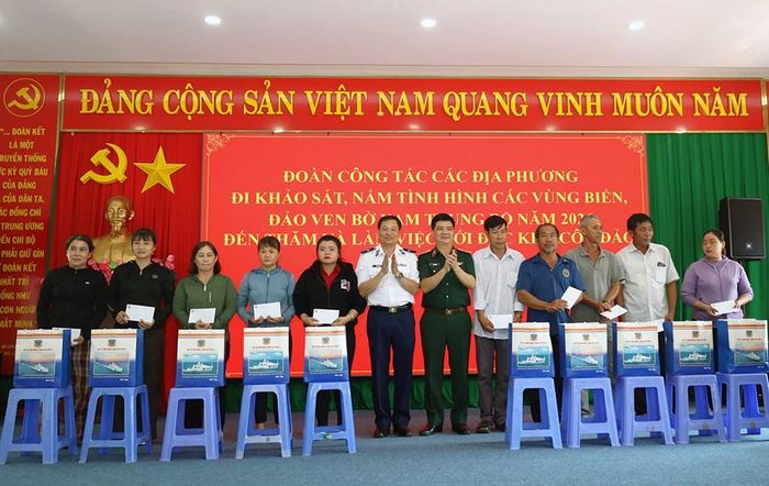 Đoàn công tác tặng quà cho gia đình chính sách