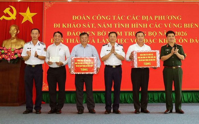 Đoàn công tác tặng quà cấp ủy, chính quyền đặc khu Côn Đảo