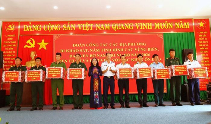 Các lực lượng vũ trang đóng quân trên Đặc khu Côn Đảo nhận quà từ đoàn công tác