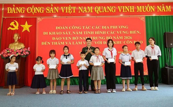 Các cháu học sinh được nhận quà từ đoàn công tác
