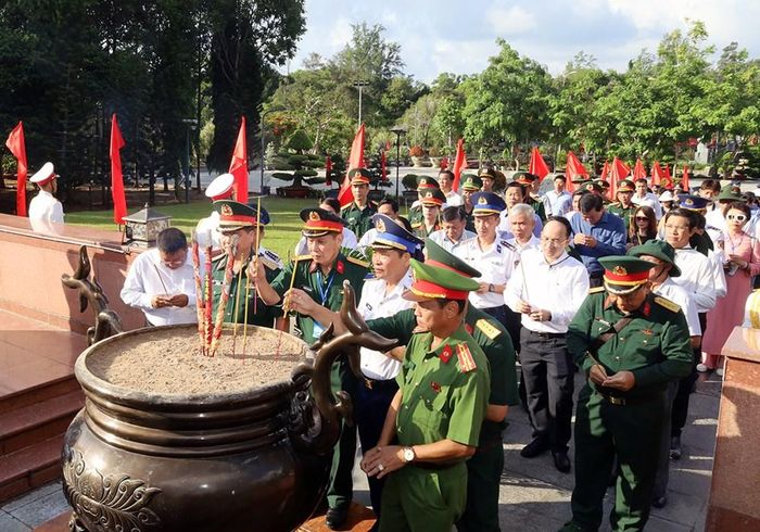Đoàn công tác dâng hương tại nghĩa trang Hàng Dương, đặc khu Côn Đảo, TP.HCM