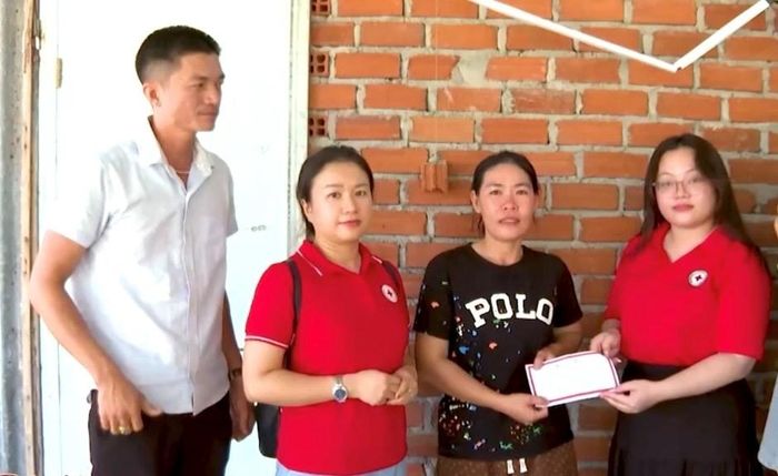 Hội Chữ thập đỏ tỉnh Đắk Lắk trao hỗ trợ sửa chữa nhà cho gia đình chị Lê Thị Kim Nhung, phường Sông Cầu, tỉnh Đắk Lắk. Ảnh: Hội CTĐ tỉnh Đắk Lắk