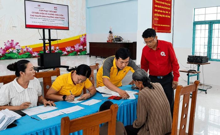 Cấp phát tiền mặt hỗ trợ người dân bị ảnh hưởng bởi mưa lũ tại Lâm Đồng được thực hiện công khai, minh bạch. Ảnh: Hội CTĐ tỉnh Lâm Đồng
