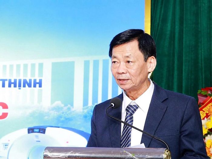 Ông Đỗ Công Muôn, Chủ tịch Hội đồng thành viên Bệnh viện Đa khoa Phúc Thịnh giới thiệu về Hệ thống PET/CT và MRI 3.0 Tesla. Ảnh: Minh Hiếu