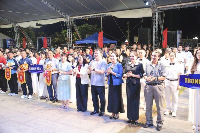 Ban Tổ chức tặng cờ lưu niệm và hoa cho các đoàn tham dự giải