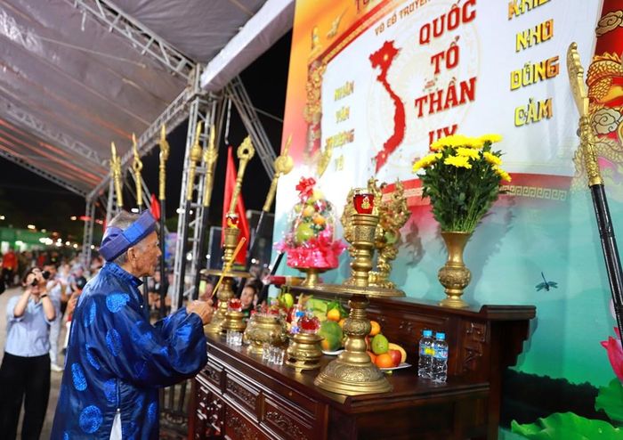Đại Võ sư Hồ Sừng thực hiện nghi thức dâng hương tổ sư