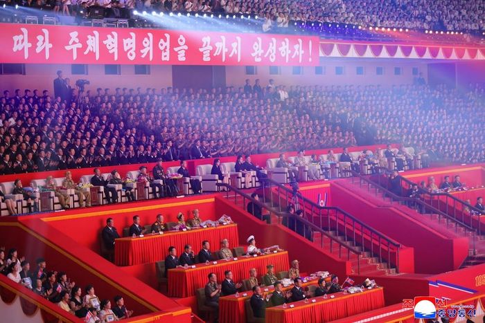 Nhà lãnh đạo Triều Tiên Kim Jong Un cùng các quan chức cấp cao tham dự chương trình biểu diễn nghệ thuật kỷ niệm 73 năm Ngày Chiến thắng tại Bình Nhưỡng ngày 27/7/2026. Ảnh: KCNA/TTXVN phát