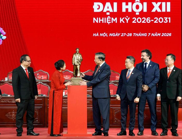 Tổng Bí thư, Chủ tịch nước Tô Lâm tặng bức tượng Chủ tịch Hồ Chí Minh cho Hội Chữ thập đỏ Việt Nam. Ảnh: Thống Nhất - TTXVN