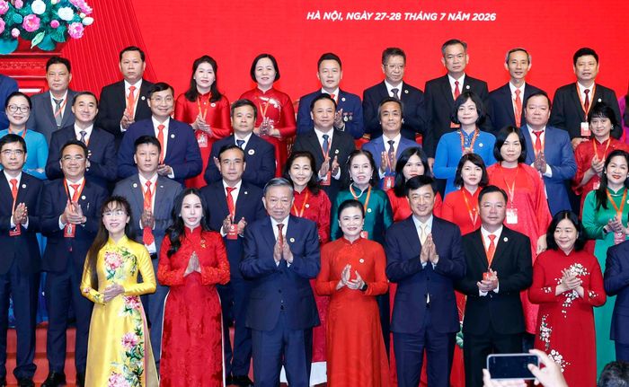 Tổng Bí thư, Chủ tịch nước Tô Lâm và các đại biểu chụp ảnh chung với Ban Chấp hành Hội Chữ thập đỏ Việt Nam khóa XII. Ảnh: Thống Nhất - TTXVN