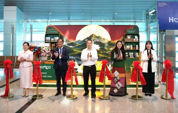 Khai trương khu trưng bày sản phẩm Sâm Ngọc Linh Trimico tại nhà ga AHT. Ảnh: TTXVN phát