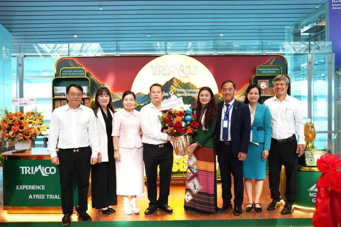 Chủ tịch UBND thành phố Đà Nẵng Nguyễn Mạnh Hùng tặng hoa chúc mừng khai trương khu trưng bày sản phẩm Sâm Ngọc Linh Trimico. Ảnh: TTXVN phát