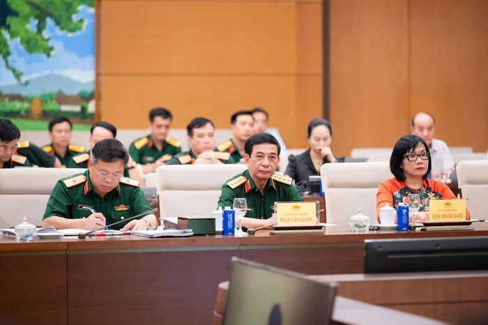 Đại diện Bộ Quốc phòng và Bộ Tư pháp tại Phiên họp