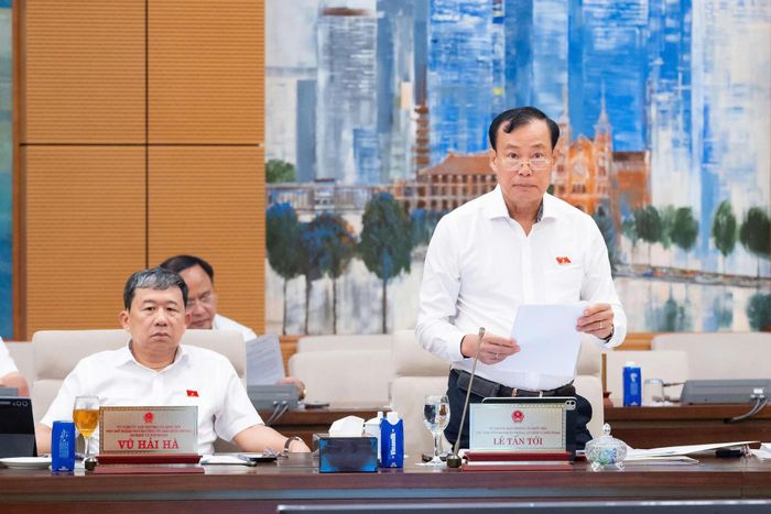 Thượng tướng Lê Tấn Tới, Chủ nhiệm Ủy ban Quốc phòng, An ninh và Đối ngoại trình bày Báo cáo tóm tắt thẩm tra sơ bộ dự án Luật