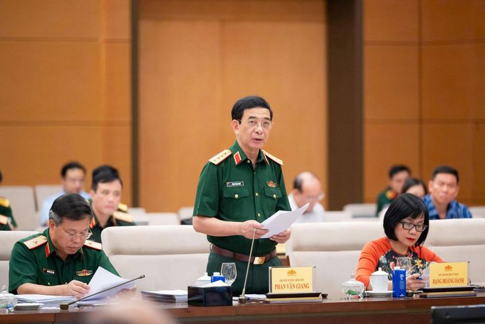 Đại tướng Phan Văn Giang, Phó Thủ tướng Chính phủ, Bộ trưởng Bộ Quốc phòng trình bày Tờ trình tóm tắt dự án Luật