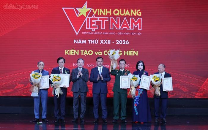 Bộ trưởng Bộ Dân tộc và Tôn giáo Nguyễn Đình Khang và Phó Chủ tịch Ủy ban Trung ương Mặt trận Tổ quốc Việt Nam, Chủ tịch Hội Nông dân Việt Nam Lương Quốc Đoàn trao Biểu trưng Vinh quang Việt Nam cho 5 cá nhân - Ảnh: VGP/Phương Nguyên
