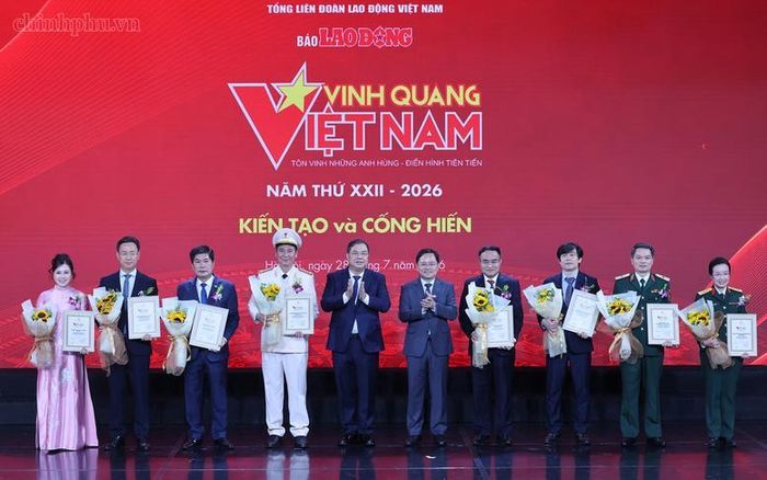 Ủy viên Bộ Chính trị, Phó Thủ tướng Thường trực Phạm Gia Túc và Phó Chủ tịch Ủy ban Trung ương Mặt trận Tổ quốc Việt Nam, Chủ tịch Tổng Liên đoàn Lao Động Việt Nam Nguyễn Anh Tuấn trao Biểu trưng Vinh quang Việt Nam cho 8 tập thể được vinh danh - Ảnh: VGP/Phương Nguyên