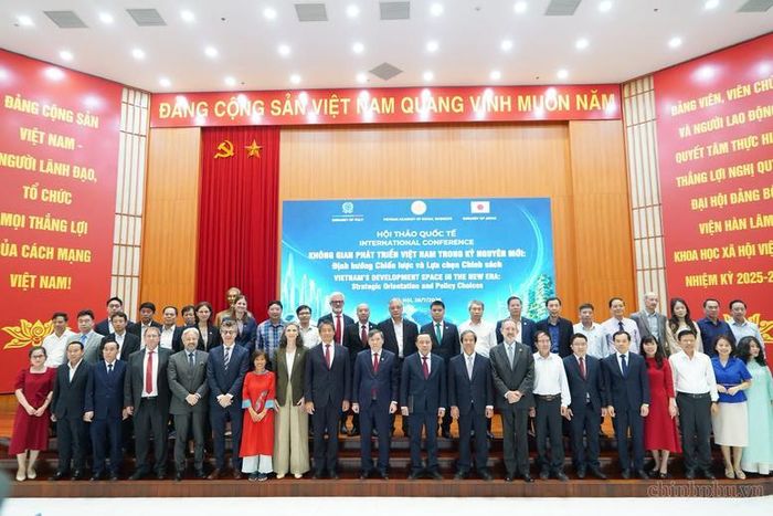 Các đại biểu chụp ảnh lưu niệm - Ảnh: VGP/Thu Giang