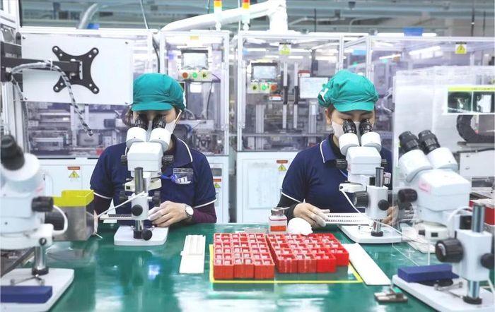 Sản xuất linh kiện điện tử tại Công ty trách nhiệm hữu hạn Sumida trong Khu công nghiệp Tịnh Phong, tỉnh Quảng Ngãi. (Ảnh: QUỐC KHÁNH)
