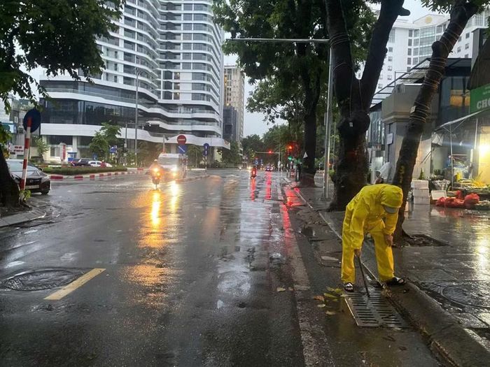 Xí nghiệp Thoát nước số 1 ứng trực trên phố Đội Cấn. (Ảnh: Công ty TNHH MTV Thoát nước Hà Nội cung cấp)
