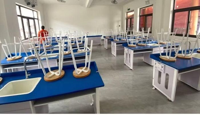 Hiện tại đơn vị thi công Trường nội trú liên cấp Thanh Nưa đang khẩn trương lắp đặt thiết bị, đồ dùng phục vụ học tập của học sinh.