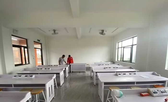Phòng học bộ môn với trang thiết bị hiện đại tại Trường nội trú liên cấp Thanh Nưa đã được đơn vị thi công là Công ty Thương mại-Xây dựng số 6 Điện Biên tập kết đầy đủ để lắp đặt, hoàn thiện sẵn sàng bàn giao đưa vào sử dụng.