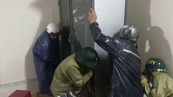 Lực lượng chức năng hỗ trợ người dân đưa lên tài sản lên cao.
