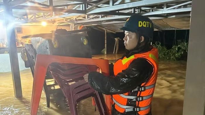 Lực lượng chức năng đưa tài sản người dân lên cao.