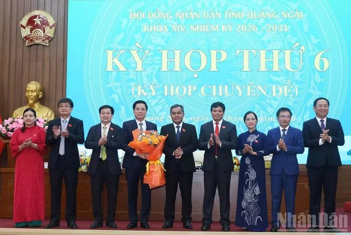 Lãnh đạo tỉnh Quảng Ngãi tặng hoa chúc mừng đồng chí Nguyễn Hoàng Giang đã được Ban Bí thư điều động, phân công, bổ nhiệm giữ chức Phó Trưởng Ban Chính sách, chiến lược Trung ương.
