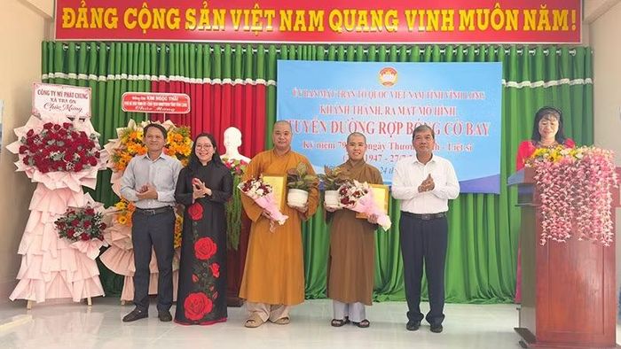  "Tuyến đường rợp bóng cờ bay" có sự đóng góp của các nhà hảo tâm. 