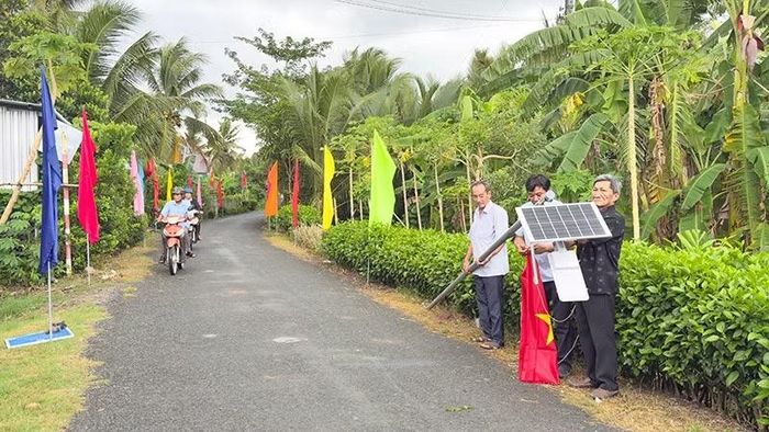 Người dân đồng hành tham gia xây dựng "Tuyến đường rợp bóng cờ bay".