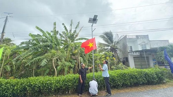 Người dân chung tay xây dựng "Tuyến đường rợp bóng cờ bay".