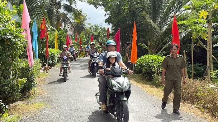 "Tuyến đường rợp bóng cờ bay" được nhân dân đồng tình hỗ trợ.