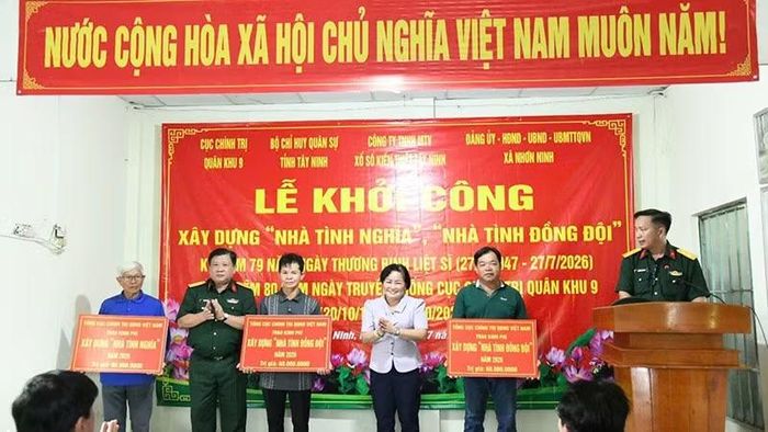 Đại tá Lê Hoàng Giữ trao bảng tượng trưng cho các gia đình chính sách.
