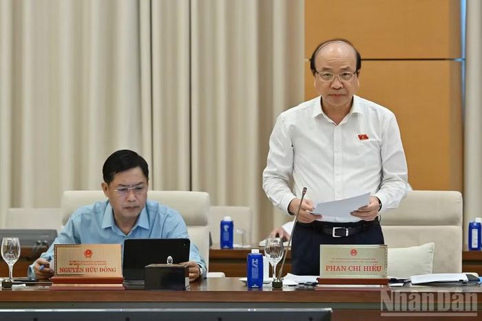 Chủ nhiệm Ủy ban Pháp luật và Tư pháp Phan Chí Hiếu nêu quan điểm thẩm tra. (Ảnh: THỦY NGUYÊN)
