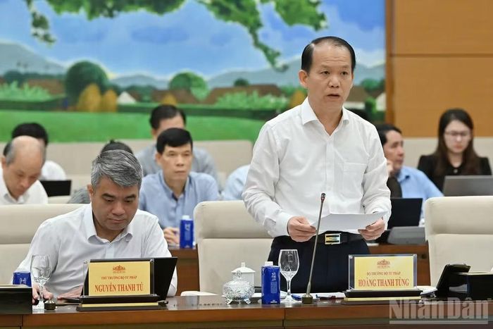 Bộ trưởng Tư pháp Hoàng Thanh Tùng trình bày tờ trình tóm tắt dự án Luật Phát triển đô thị. (Ảnh: THỦY NGUYÊN)