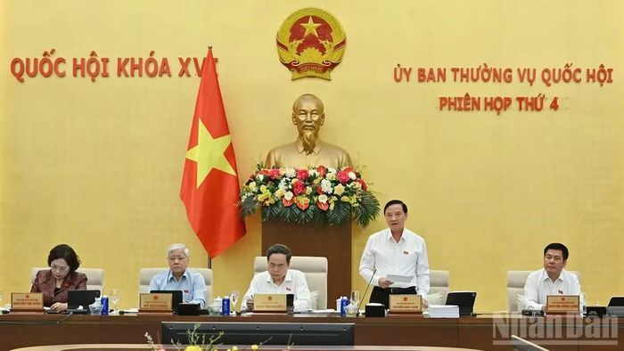 Phó Chủ tịch Quốc hội Nguyễn Khắc Định điều hành nội dung phiên họp. (Ảnh: THỦY NGUYÊN)