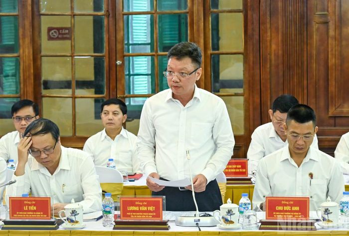 Phó Bí thư chuyên trách Đảng ủy Tòa án nhân dân tối cao Lương Văn Việt phát biểu tại hội nghị. (Ảnh: DUY LINH)