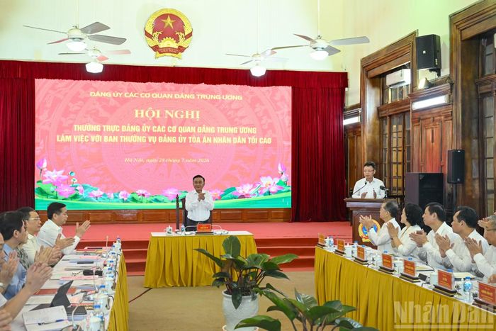 Thường trực Ban Bí thư Trần Cẩm Tú, Bí thư Đảng ủy các cơ quan Đảng Trung ương chủ trì Hội nghị Thường trực Đảng ủy các cơ quan Đảng Trung ương làm việc với Ban Thường vụ Đảng ủy Tòa án nhân dân tối cao. (Ảnh: DUY LINH)